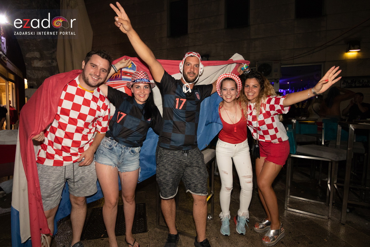 Čudesna noć: Velika fešta ulicama Zadra nakon plasmana Vatrenih u finale SP Čudesna noć: Velika fešta ulicama Zadra nakon plasmana Vatrenih u finale SP