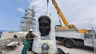 Doneseni i posljedni dijelovi velikoga kipa Gospe od Loreta, glava i kruna Doneseni i posljedni dijelovi velikoga kipa Gospe od Loreta, glava i kruna