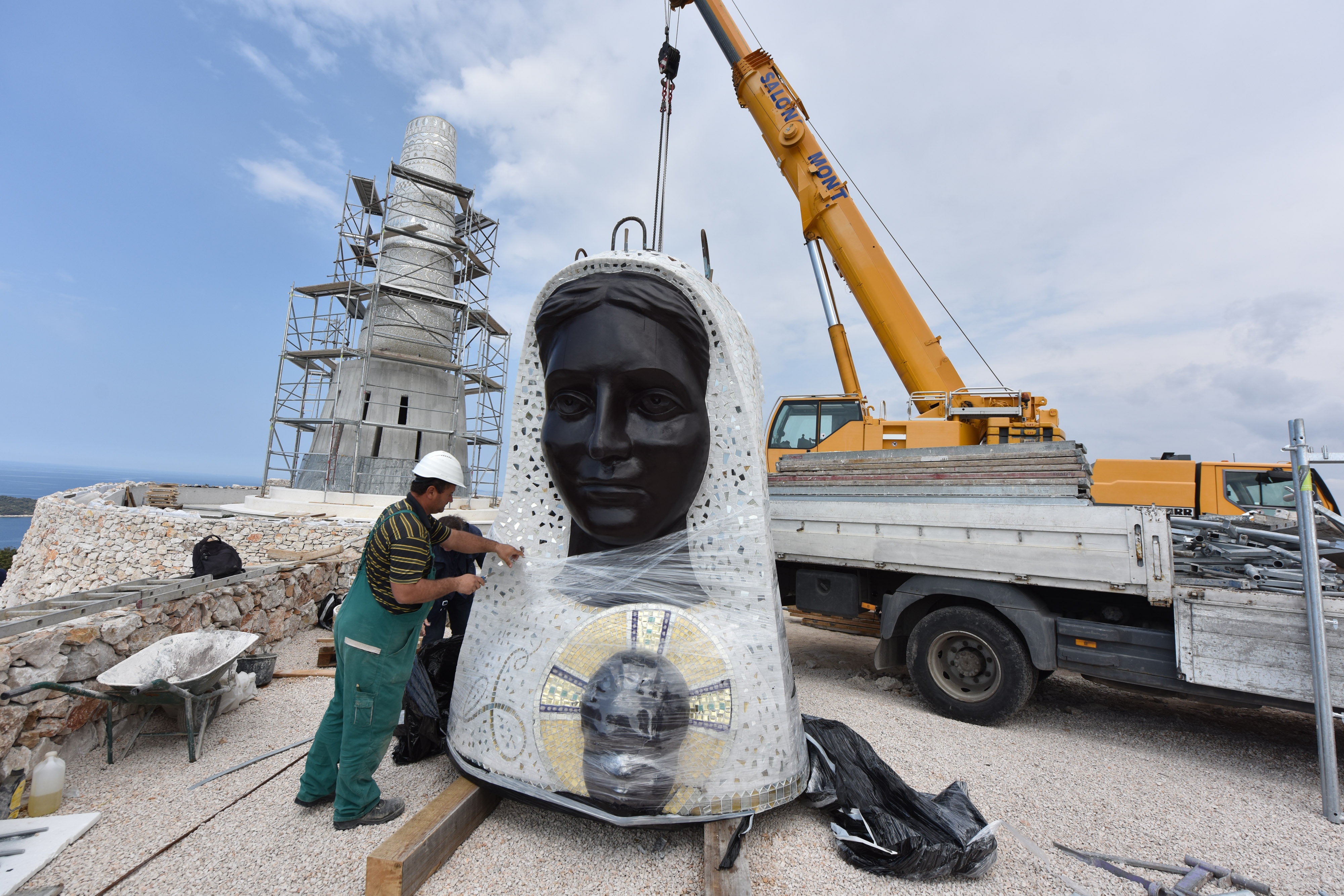 Doneseni i posljedni dijelovi velikoga kipa Gospe od Loreta, glava i kruna Doneseni i posljedni dijelovi velikoga kipa Gospe od Loreta, glava i kruna