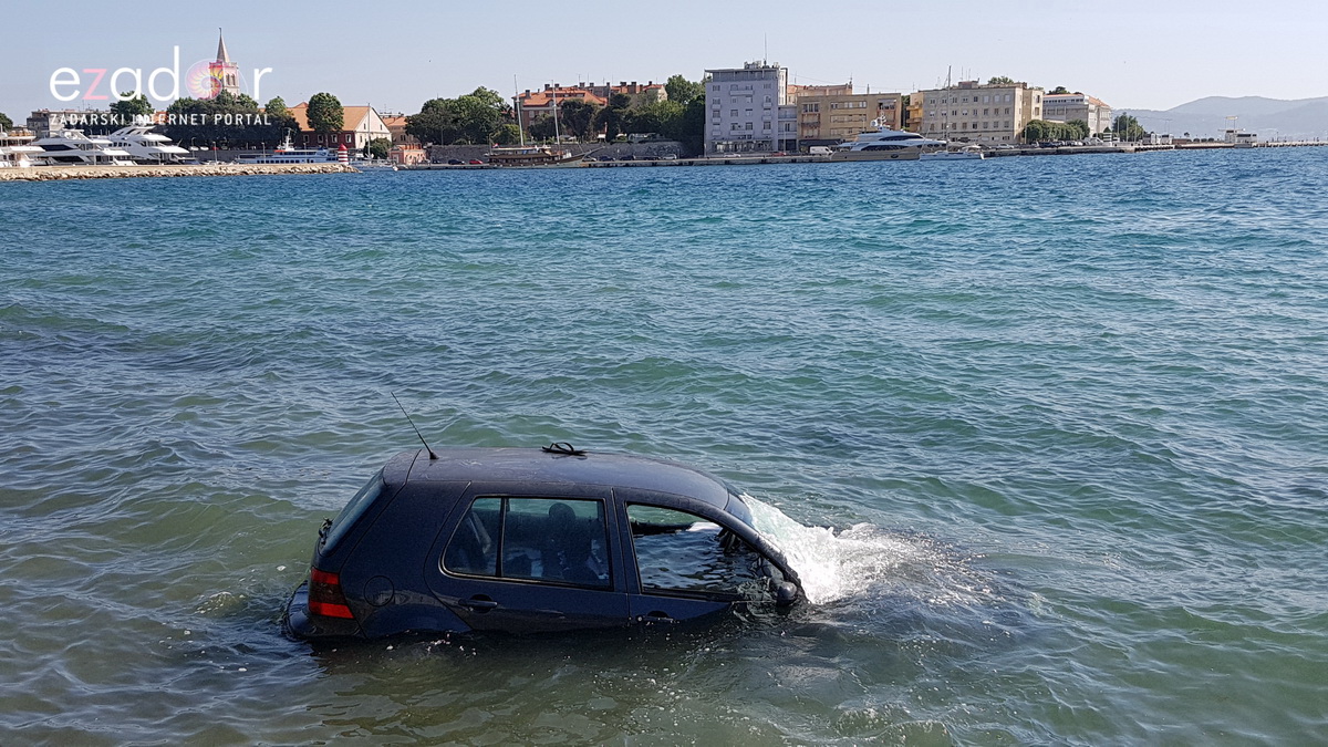 Divljao golfom po Brodarici pa završio u moru kod HAZU-a Divljao golfom po Brodarici pa završio u moru kod HAZU-a