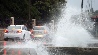 Zadar, 240711.
Obalom Kneza Trpimira u Zadru otezan je promet jer jak sjeverni vjetar razbija valove, koji nakon sto se razbiju od obalu padaju na prometnicu.
Foto : Vladimir Ivanov / CROPIX Zadar, 240711.
Obalom Kneza Trpimira u Zadru otezan je promet jer jak sjeverni vjetar razbija valove, koji nakon sto se razbiju od obalu padaju na prometnicu.
Foto : Vladimir Ivanov / CROPIX