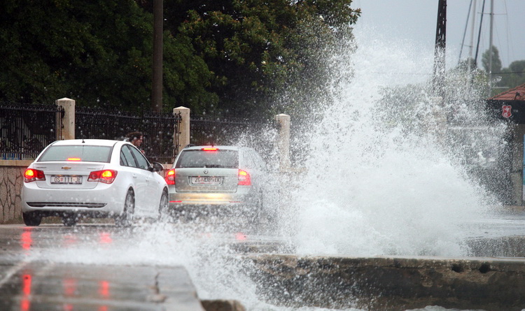 Zadar, 240711.
Obalom Kneza Trpimira u Zadru otezan je promet jer jak sjeverni vjetar razbija valove, koji nakon sto se razbiju od obalu padaju na prometnicu.
Foto : Vladimir Ivanov / CROPIX Zadar, 240711.
Obalom Kneza Trpimira u Zadru otezan je promet jer jak sjeverni vjetar razbija valove, koji nakon sto se razbiju od obalu padaju na prometnicu.
Foto : Vladimir Ivanov / CROPIX