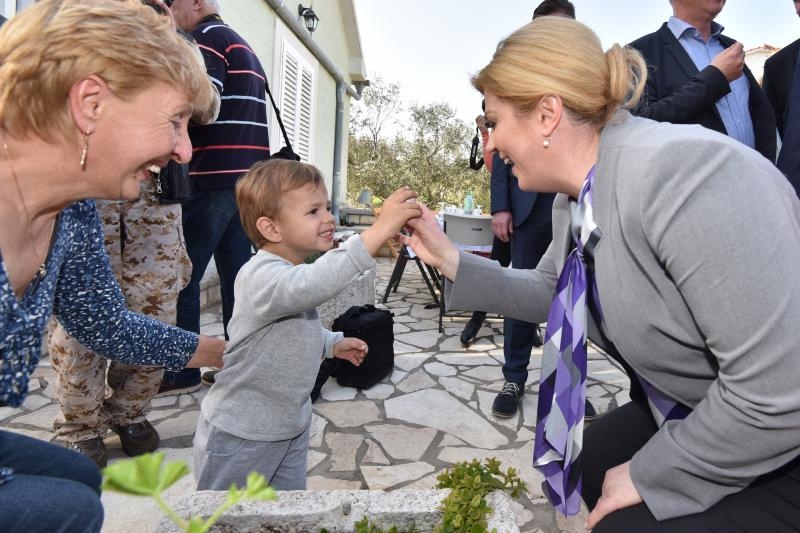 Predsjednica Grabar Kitarović u posjeti Olibu. Foto: Dino Stanin/PIXSELL