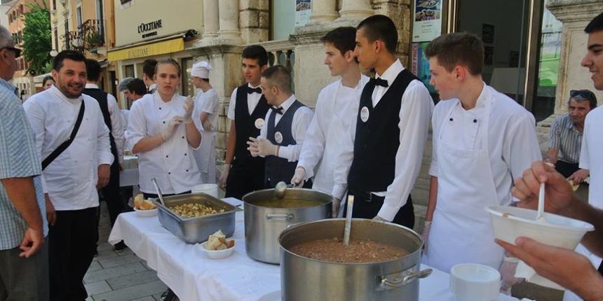 Održana degustacija tradicijske hrane sjeverne Dalmacije na Narodnom trgu