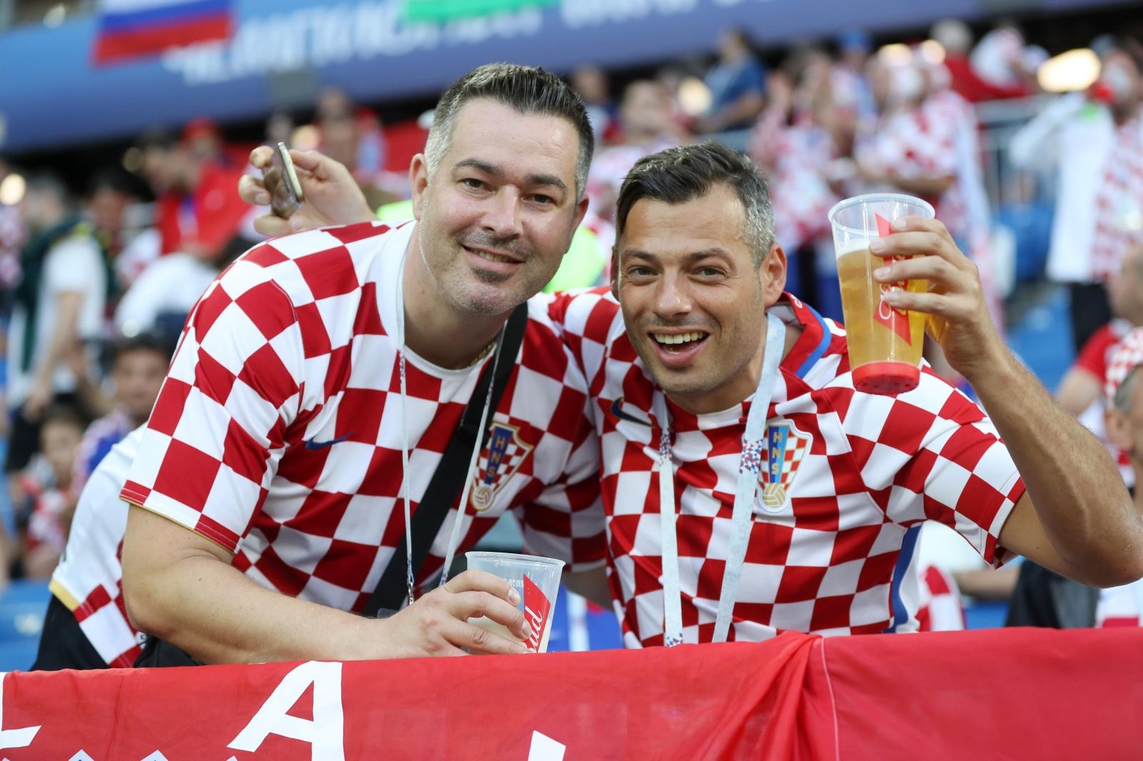 Veseli hrvatski navijači u kockicama ispunili Baltik Arenu u Kalinjingradu Veseli hrvatski navijači u kockicama ispunili Baltik Arenu u Kalinjingradu