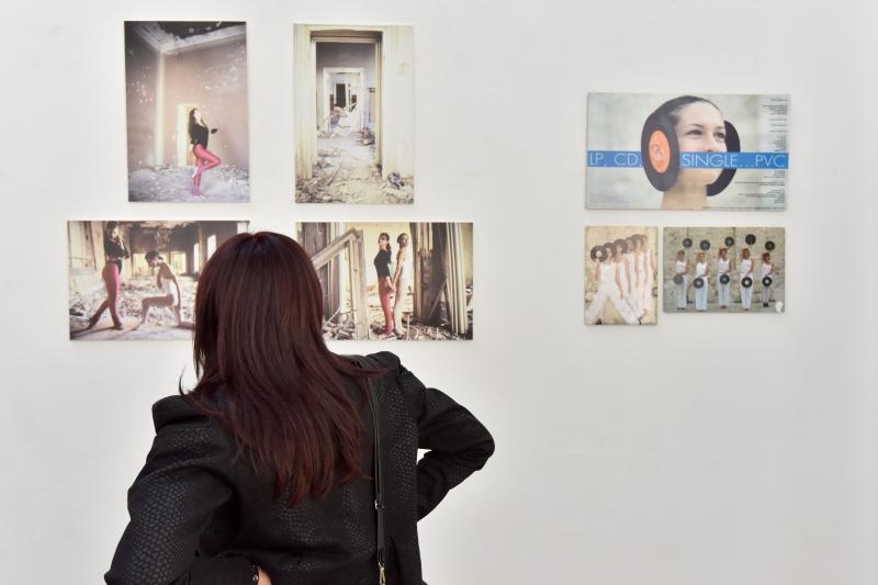 U lozi Narodnog muzeja otvorena je izlozba plakata, fotografija i kostima Zadarskog plesnog ansambla, najstarijeg ansambla suvremenog plesa u Dalmaciji. Izlozba je vezana uz proslavu Dana obrane grada Zadra i 25. godisnjice od osnutka Zadarskog plesnog an