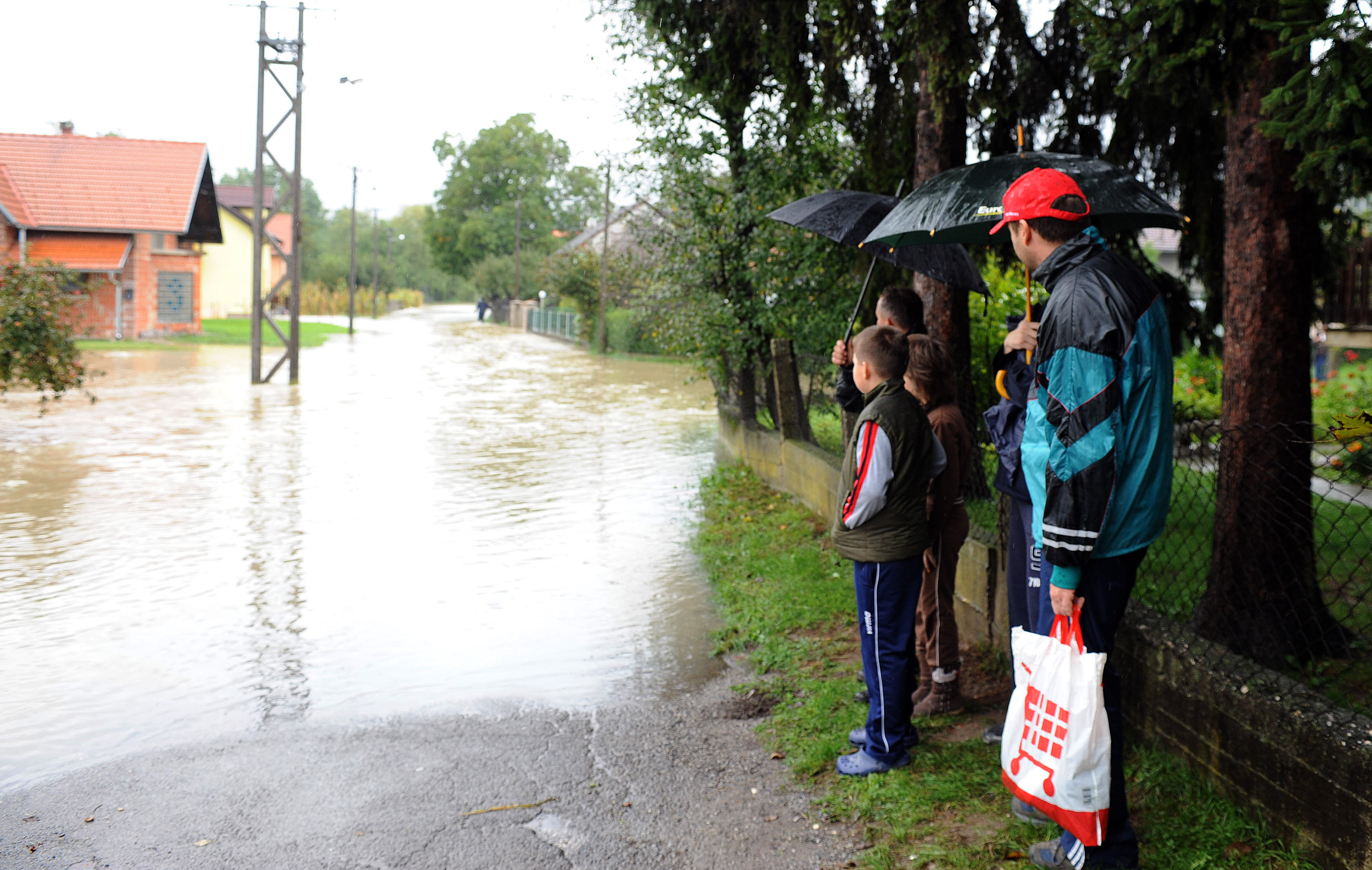 Rijeka Krapina se izlila iz svog korita nakon nekoliko dana neprekinutih kiša te je poplavila kuće i podrume u Zaprešiću, a vodostaj rijeke Save i dalje raste, Foto: Damir Krajac / CROPIX