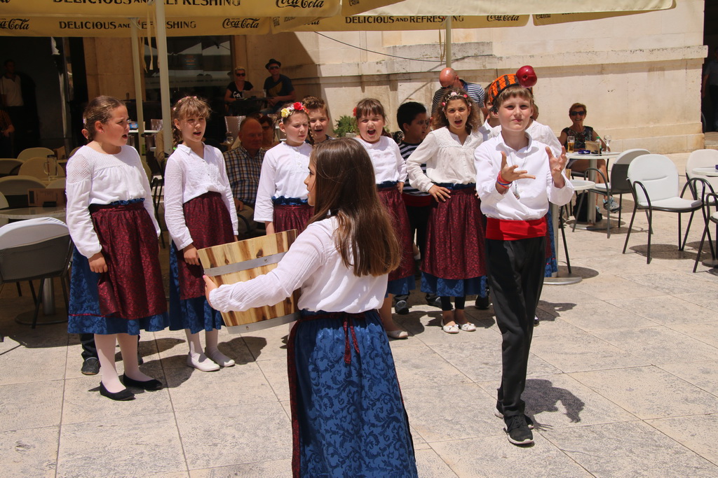 OŠ Zadarski otoci, učenici na Narodnom trgu
