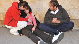 Zadar, 081112
Unatoc brojnim prosvjedima danas oko je oko 10h iz stana u zadarskoj cetvrti Arbanasi delozirana obitelj Vukic. Ulaz su svojim tijelima blokirali clanovi obitelji te njihovi prijatelji koje je policija bez otpora za ruke i noge odnijela u po Zadar, 081112
Unatoc brojnim prosvjedima danas oko je oko 10h iz stana u zadarskoj cetvrti Arbanasi delozirana obitelj Vukic. Ulaz su svojim tijelima blokirali clanovi obitelji te njihovi prijatelji koje je policija bez otpora za ruke i noge odnijela u po