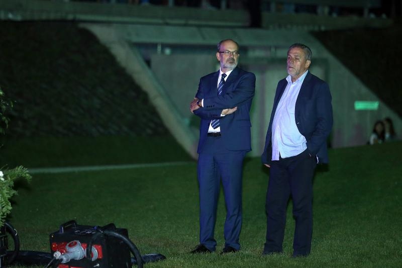 Zagrebacki gradonacelnik Milan Bandic svecano je otvorio zagrebacke fontane. U glazbenom dijelu programa nastupili su Prljavo kazaliste, Ivana Kindl, te orkestar i solisti Kazalista Komedija pod ravnanjem Kresimira Batinica: Renata Sabljak, Sandra Bagaric