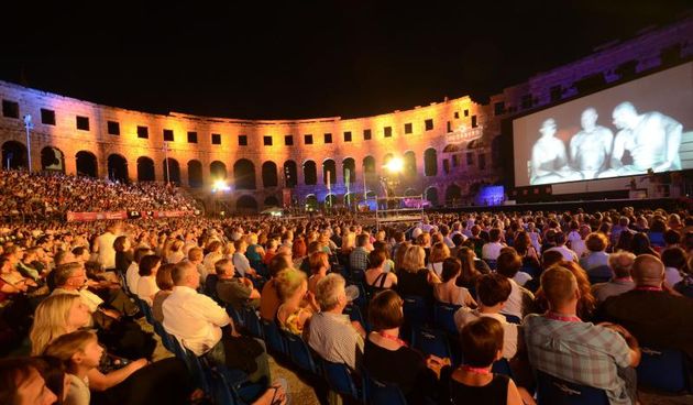 Pula – Prigodnim govorima i vatrometom svecano otvoren 61. Filmski festival u Puli. Otvorenju je nazocio i predsjednik Ivo Josipovic. Photo: Dusko Marusic/PIXSELL