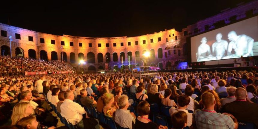 Pula – Prigodnim govorima i vatrometom svecano otvoren 61. Filmski festival u Puli. Otvorenju je nazocio i predsjednik Ivo Josipovic. Photo: Dusko Marusic/PIXSELL Pula – Prigodnim govorima i vatrometom svecano otvoren 61. Filmski festival u Puli. Otvorenju je nazocio i predsjednik Ivo Josipovic. Photo: Dusko Marusic/PIXSELL