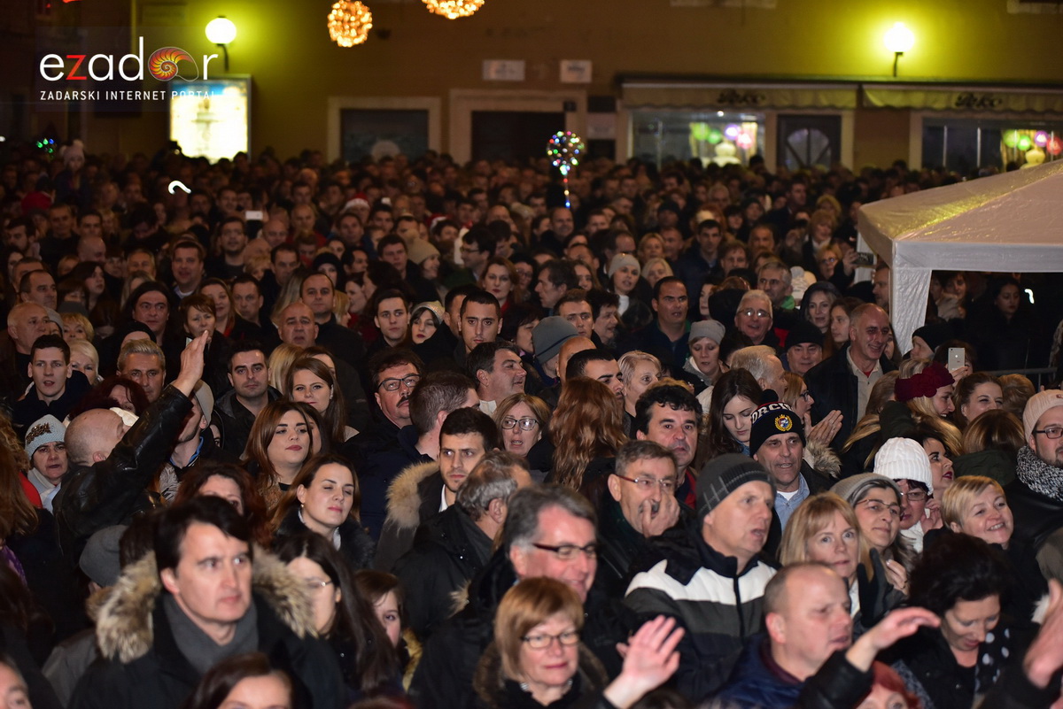 Tisuće Zadrana uživalo na krcatom Narodnom trgu i Tgu Petra Zoranića uz Tomislava Bralića i klapu Intrade Tisuće Zadrana uživalo na krcatom Narodnom trgu i Tgu Petra Zoranića uz Tomislava Bralića i klapu Intrade
