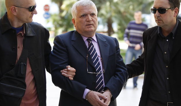 Zadar, 200410
Zbog niza kaznenih djela teskih gotovo deset milijuna kuna, u utorak su u Istrazni centar Zupanijskog suda u Zadru privedeni Jago Kozina (65) (na slici), vlasnik poznate zadarske tvrtke za prijevoz putnika Contus i njegova supruga Tereza Koz