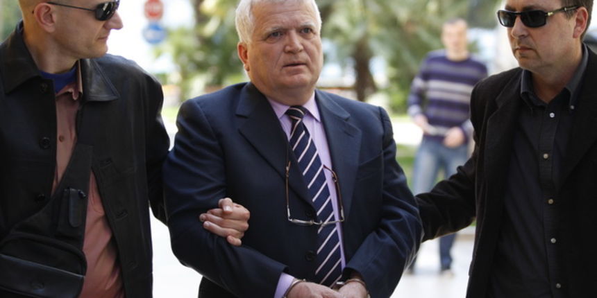 Zadar, 200410
Zbog niza kaznenih djela teskih gotovo deset milijuna kuna, u utorak su u Istrazni centar Zupanijskog suda u Zadru privedeni Jago Kozina (65) (na slici), vlasnik poznate zadarske tvrtke za prijevoz putnika Contus i njegova supruga Tereza Koz Zadar, 200410
Zbog niza kaznenih djela teskih gotovo deset milijuna kuna, u utorak su u Istrazni centar Zupanijskog suda u Zadru privedeni Jago Kozina (65) (na slici), vlasnik poznate zadarske tvrtke za prijevoz putnika Contus i njegova supruga Tereza Koz