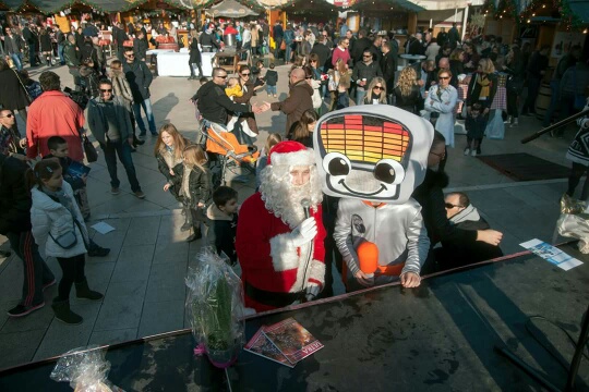 Božićnica na Novom: Radiolino, Djed božićnjak i ekipa Novog radija darivala sugrađane. Foto: Jurica Gašpar
