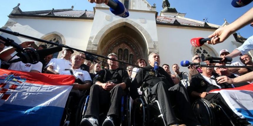 29.05.2015., Zagreb – Branitelji na konferenciji za medije ispred crkve sv. Marko najavili kako odlaze natrag u sator. Photo: Igor Kralj/PIXSELL 29.05.2015., Zagreb – Branitelji na konferenciji za medije ispred crkve sv. Marko najavili kako odlaze natrag u sator. Photo: Igor Kralj/PIXSELL
