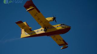 Zemaljske i zračne vatrogasne snage gase veliki šumski požar kod Crvene luke. Foto: Franjo Jurić/eBiograd Zemaljske i zračne vatrogasne snage gase veliki šumski požar kod Crvene luke. Foto: Franjo Jurić/eBiograd