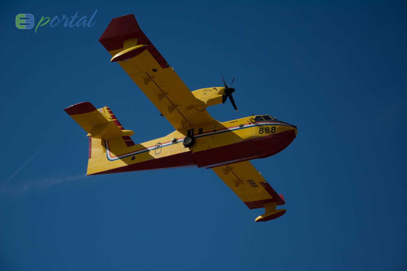 Zemaljske i zračne vatrogasne snage gase veliki šumski požar kod Crvene luke. Foto: Franjo Jurić/eBiograd Zemaljske i zračne vatrogasne snage gase veliki šumski požar kod Crvene luke. Foto: Franjo Jurić/eBiograd