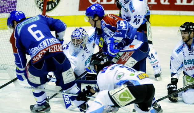 Zagreb, 091212,Hokej, Dom sportova, Ledena dvorana. Ebel liga, prvenstveni susret izmedju Medvescaka i SAPA Fehervar AV 19.Na slici: Greentree Kyle i Waugh Alan.Foto: Srdjan Vrancic / CROPIX