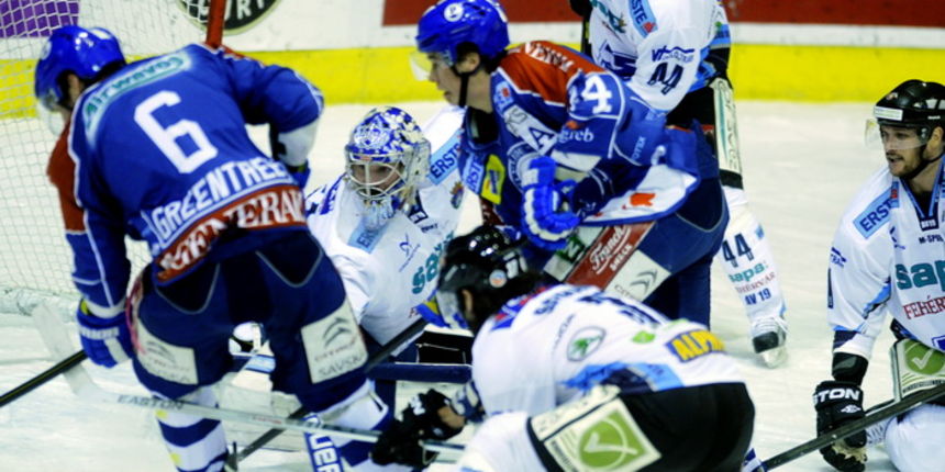 Zagreb, 091212,Hokej, Dom sportova, Ledena dvorana. Ebel liga, prvenstveni susret izmedju Medvescaka i SAPA Fehervar AV 19.Na slici: Greentree Kyle i Waugh Alan.Foto: Srdjan Vrancic / CROPIX Zagreb, 091212,Hokej, Dom sportova, Ledena dvorana. Ebel liga, prvenstveni susret izmedju Medvescaka i SAPA Fehervar AV 19.Na slici: Greentree Kyle i Waugh Alan.Foto: Srdjan Vrancic / CROPIX