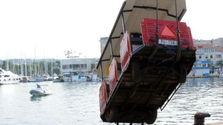 Zadar, 040911.
U noci sa subote na nedjelju nepoznata osoba ukrala je vlakic koji sluzi za turisticko razgledavanje grada i odvezla se s njim u more. Ocevid je u tjeku.
Na fotografiji : vadjenje vlaka iz mora.
Foto: Andrija Lucic / CROPIX Zadar, 040911.
U noci sa subote na nedjelju nepoznata osoba ukrala je vlakic koji sluzi za turisticko razgledavanje grada i odvezla se s njim u more. Ocevid je u tjeku.
Na fotografiji : vadjenje vlaka iz mora.
Foto: Andrija Lucic / CROPIX