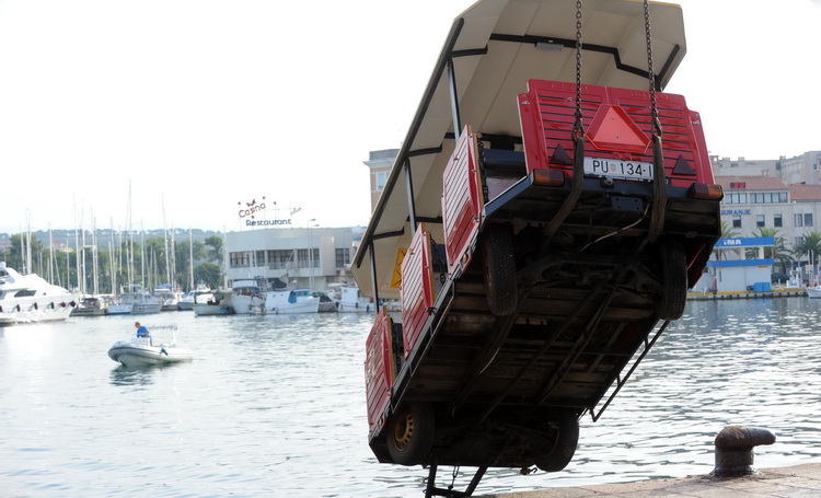 Zadar, 040911.
U noci sa subote na nedjelju nepoznata osoba ukrala je vlakic koji sluzi za turisticko razgledavanje grada i odvezla se s njim u more. Ocevid je u tjeku.
Na fotografiji : vadjenje vlaka iz mora.
Foto: Andrija Lucic / CROPIX Zadar, 040911.
U noci sa subote na nedjelju nepoznata osoba ukrala je vlakic koji sluzi za turisticko razgledavanje grada i odvezla se s njim u more. Ocevid je u tjeku.
Na fotografiji : vadjenje vlaka iz mora.
Foto: Andrija Lucic / CROPIX