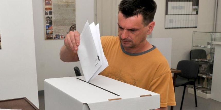 25.05.2014., Pozega – Diljem Republike Hrvatske otvorena su biralista na kojima ce gradjani izabrati 11 hrvatskih europarlamentaraca. Eu izbori u Pozegi. Photo: Dusan Mirkovic/PIXSELL 25.05.2014., Pozega – Diljem Republike Hrvatske otvorena su biralista na kojima ce gradjani izabrati 11 hrvatskih europarlamentaraca. Eu izbori u Pozegi. Photo: Dusan Mirkovic/PIXSELL