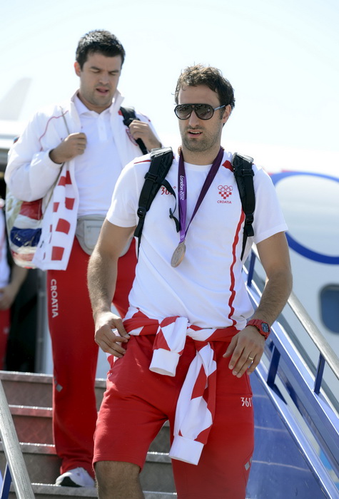 Zagreb, 130812.
Zracna luka Pleso.
Povratak Hrvatskih sportasa u Zagreb sa Olimpijskih igara u Londonu.
Na slici: Na povratku iz Londona sa Olimpijskih Igara, vecina hrvatskih sportasa se vraca avionskim letom Croatie Airlinesa za Zagreb.
Igor Vori sa br Zagreb, 130812.
Zracna luka Pleso.
Povratak Hrvatskih sportasa u Zagreb sa Olimpijskih igara u Londonu.
Na slici: Na povratku iz Londona sa Olimpijskih Igara, vecina hrvatskih sportasa se vraca avionskim letom Croatie Airlinesa za Zagreb.
Igor Vori sa br