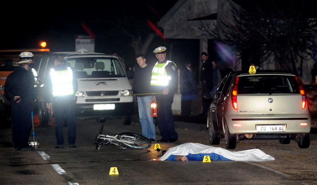 Zadar, 060111. U selu Brisevu pokraj Zadra dogodila se prometna nesreca u kojoj je smrtno stradao biciklist na kojeg je naletio Fiat Punto.  Na slici: ocevid je u tjeku. Foto: Andrija Lucic / CROPIX