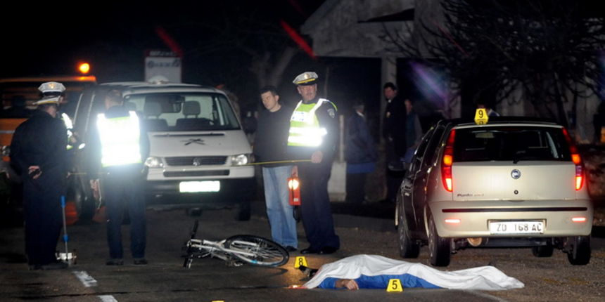 Zadar, 060111. U selu Brisevu pokraj Zadra dogodila se prometna nesreca u kojoj je smrtno stradao biciklist na kojeg je naletio Fiat Punto. Na slici: ocevid je u tjeku. Foto: Andrija Lucic / CROPIX Zadar, 060111. U selu Brisevu pokraj Zadra dogodila se prometna nesreca u kojoj je smrtno stradao biciklist na kojeg je naletio Fiat Punto. Na slici: ocevid je u tjeku. Foto: Andrija Lucic / CROPIX
