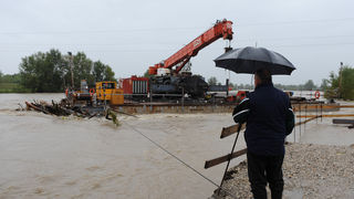 Rijeka Krapina se izlila iz svog korita nakon nekoliko dana neprekinutih kiša te je poplavila kuće i podrume u Zaprešiću, a vodostaj rijeke Save i dalje raste, Foto: Damir Krajac / CROPIX