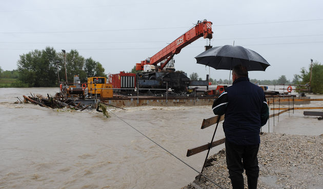 Rijeka Krapina se izlila iz svog korita nakon nekoliko dana neprekinutih kiša te je poplavila kuće i podrume u Zaprešiću, a vodostaj rijeke Save i dalje raste, Foto: Damir Krajac / CROPIX