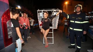 CMC Festival Vodice: Spektakularan dolazak Nives Celzijus u košari vatrogasnog vozila. Photo: Hrvoje Jelavić/PIXSELL CMC Festival Vodice: Spektakularan dolazak Nives Celzijus u košari vatrogasnog vozila. Photo: Hrvoje Jelavić/PIXSELL