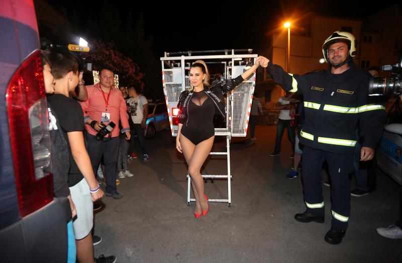 CMC Festival Vodice: Spektakularan dolazak Nives Celzijus u košari vatrogasnog vozila. Photo: Hrvoje Jelavić/PIXSELL CMC Festival Vodice: Spektakularan dolazak Nives Celzijus u košari vatrogasnog vozila. Photo: Hrvoje Jelavić/PIXSELL