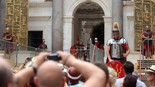 Split: Svakog dana car Dioklecijan i njegova supruga Priska pozdravljaju građane