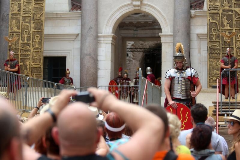 Split: Svakog dana car Dioklecijan i njegova supruga Priska pozdravljaju građane