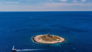 Spektakularan pogled iz zraka na uvalu i otočić Pokonji Dol kod Hvara