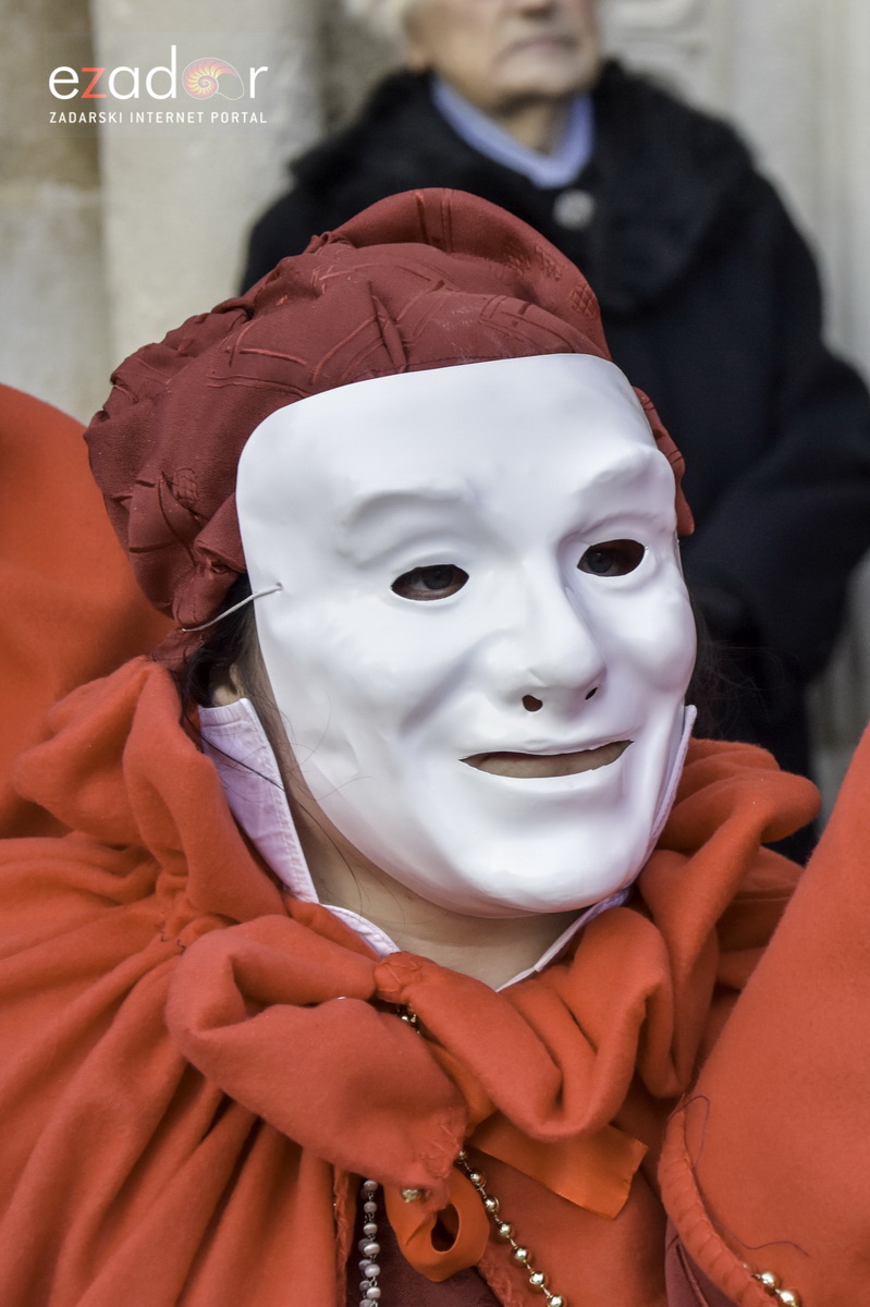 Paški zimski karneval 2018: Karnevalska povorka prošla ulicama grada do Pijace