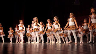 Plesna čestitka Zadarskog plesnog ansambla, Foto: Leo Banić Plesna čestitka Zadarskog plesnog ansambla, Foto: Leo Banić