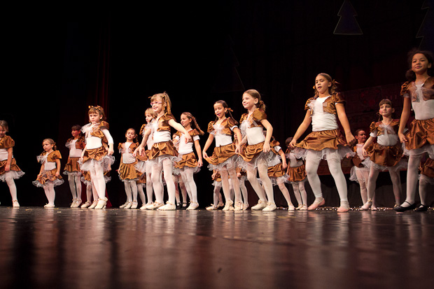 Plesna čestitka Zadarskog plesnog ansambla, Foto: Leo Banić Plesna čestitka Zadarskog plesnog ansambla, Foto: Leo Banić