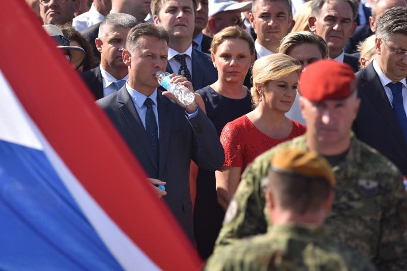 Uz zvukove hime “Lijepa naša” podignuta je zastava Republike Hrvatske na Kninskoj tvrđavi Uz zvukove hime “Lijepa naša” podignuta je zastava Republike Hrvatske na Kninskoj tvrđavi