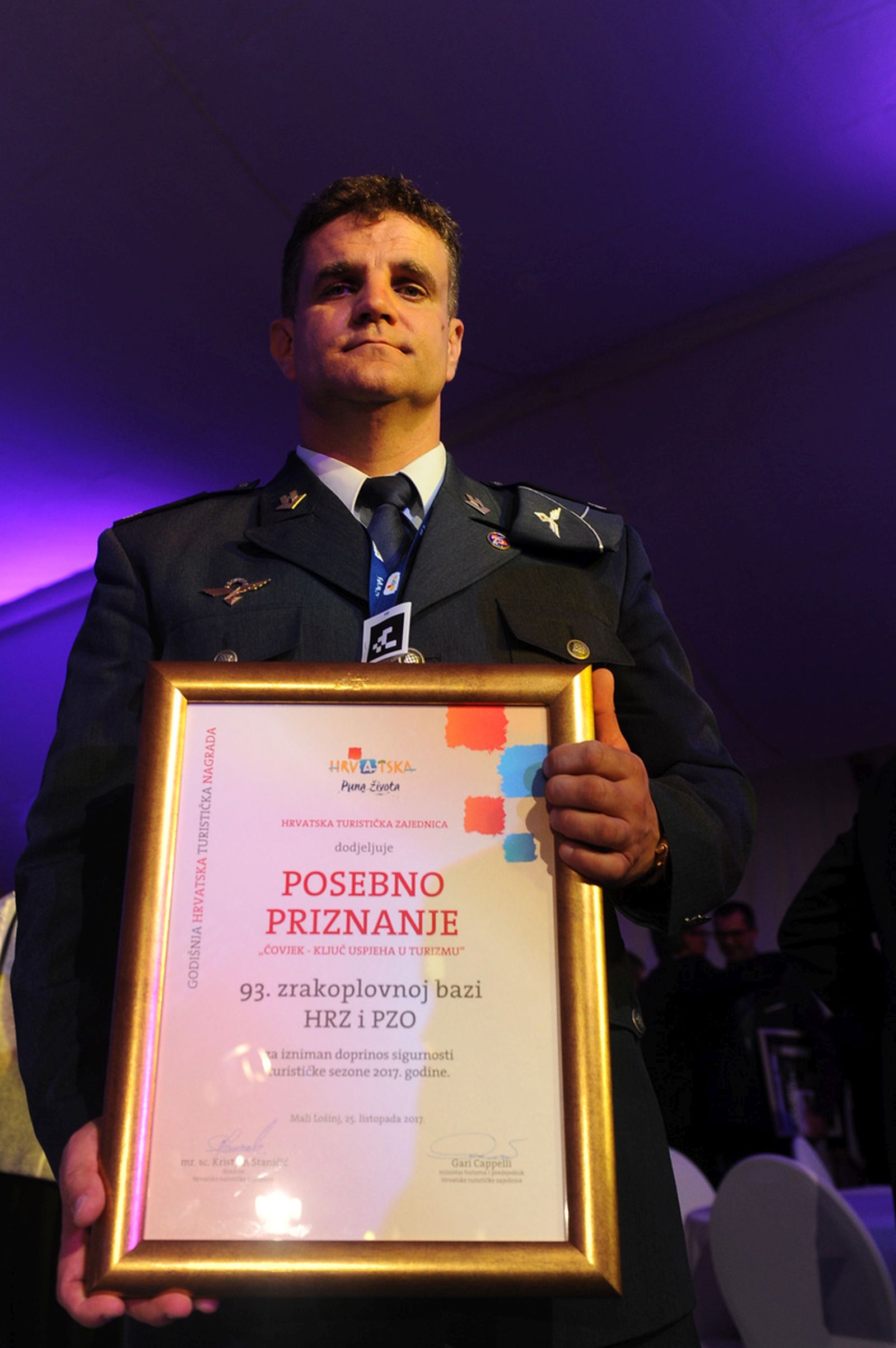 Zrakoplovnoj bazi Zemunik uručeno priznanje “Čovjek-ključ uspjeha u turizmu” Zrakoplovnoj bazi Zemunik uručeno priznanje “Čovjek-ključ uspjeha u turizmu”