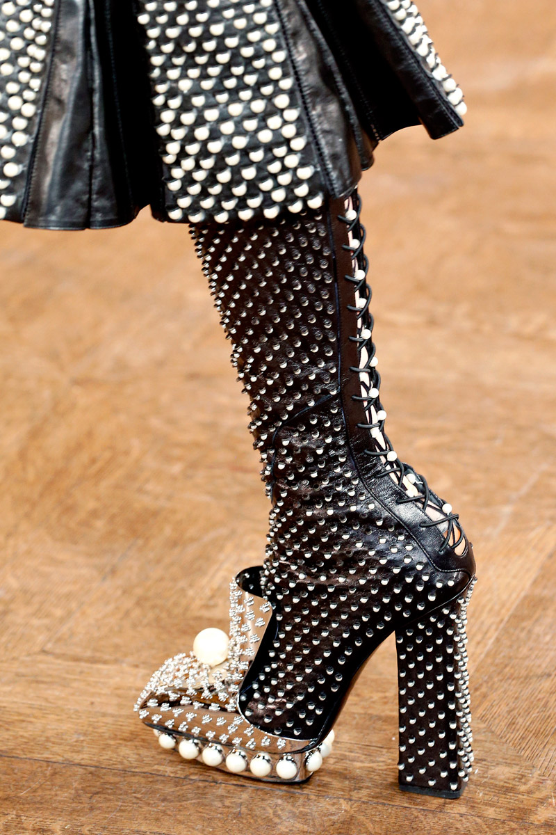 Visoka moda Alexander McQueen brenda za ovu jesen prava je poslastica za ljubitelje drame, inspirirana veličanstvenom kraljevskom odjećom.  Photo: Gianni Pucci/InDigitalteam/GoRunway.com