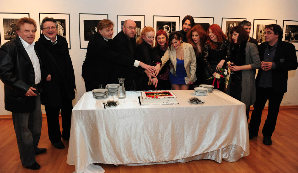 Zadar, 18.02.2013. snimio: Nenad Marčev
premijera HNK Zadar
Nikolaj Koljada: KOKOŠ, komedija
redatelj: Dražen Ferenčina
Igraju: Jasna Ančić, Tamara Šoletić, Žana Bumber,
Ivica Jončić, Mirko Šatalić,
Vinko Radovčič, Mimi Zadarski, Anto Zadar, 18.02.2013. snimio: Nenad Marčev
premijera HNK Zadar
Nikolaj Koljada: KOKOŠ, komedija
redatelj: Dražen Ferenčina
Igraju: Jasna Ančić, Tamara Šoletić, Žana Bumber,
Ivica Jončić, Mirko Šatalić,
Vinko Radovčič, Mimi Zadarski, Anto