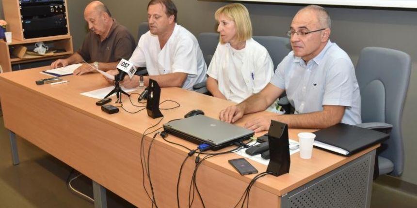U Opcoj bolnici Zadar odrzana je konferencija za medije lige za borbu protiv raka s ciljem informiranja javnosti o otvorenom ziro racunu putem kojeg bi se prikupljala sredstva za nabavku linearnog akceleratora za lijecenje onkoloskih pacijenata. Branko D U Opcoj bolnici Zadar odrzana je konferencija za medije lige za borbu protiv raka s ciljem informiranja javnosti o otvorenom ziro racunu putem kojeg bi se prikupljala sredstva za nabavku linearnog akceleratora za lijecenje onkoloskih pacijenata. Branko D