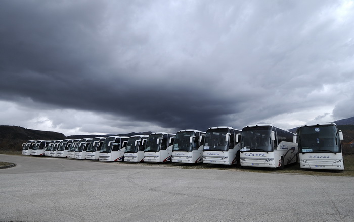 Knin, 041211.
Parlamentarni izbori 2011.
Gradjani iz Srbije autobusima su jutros stigli na glasovanje u Knin i okolicu.
Foto: Niksa Stipanicev / CROPIX