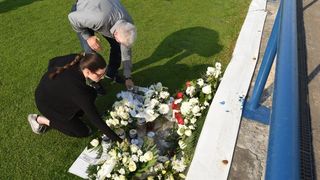 Na stadionu u Stanovima položeni vijenci i zapaljene svijeće za Hrvoja Ćustića Na stadionu u Stanovima položeni vijenci i zapaljene svijeće za Hrvoja Ćustića