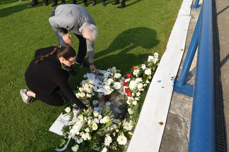 Na stadionu u Stanovima položeni vijenci i zapaljene svijeće za Hrvoja Ćustića Na stadionu u Stanovima položeni vijenci i zapaljene svijeće za Hrvoja Ćustića