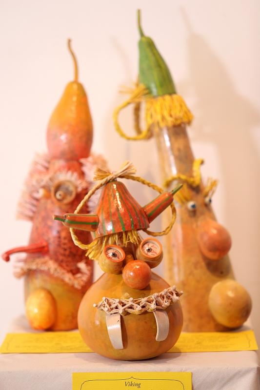 Otvorenje izlozbe Pumpkintown kojom je najavljena 11. Bucijade. Akademska slikarica Ivana Ozetski, prikupljajuci suhe buce najrazlicitijih oblika, stvorila je razne likove – puzeve, zmajeve, ribe, vrapce, labudove, ali i kuhare, fiskale, kraljeve, kraljic Otvorenje izlozbe Pumpkintown kojom je najavljena 11. Bucijade. Akademska slikarica Ivana Ozetski, prikupljajuci suhe buce najrazlicitijih oblika, stvorila je razne likove – puzeve, zmajeve, ribe, vrapce, labudove, ali i kuhare, fiskale, kraljeve, kraljic